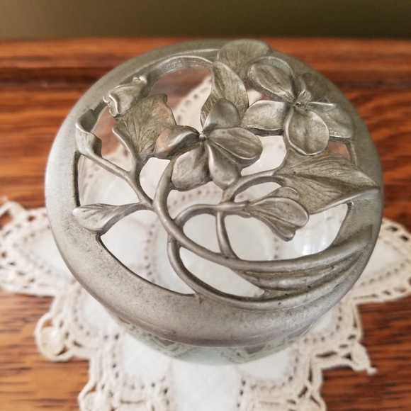 Vintage Elegant 1990s Floral Pewter Boudoir Glass Powder Jar - Picture 13 of 15